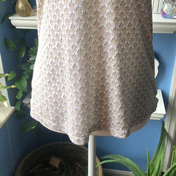 🌺Liz Claiborne soft tee w/ 5 buttons & a pocket🌺 - Picture 3 of 5